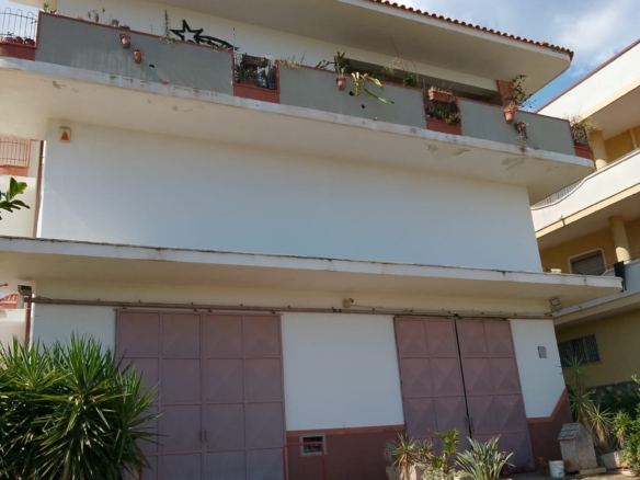 Intero stabile in via Montescaglioso