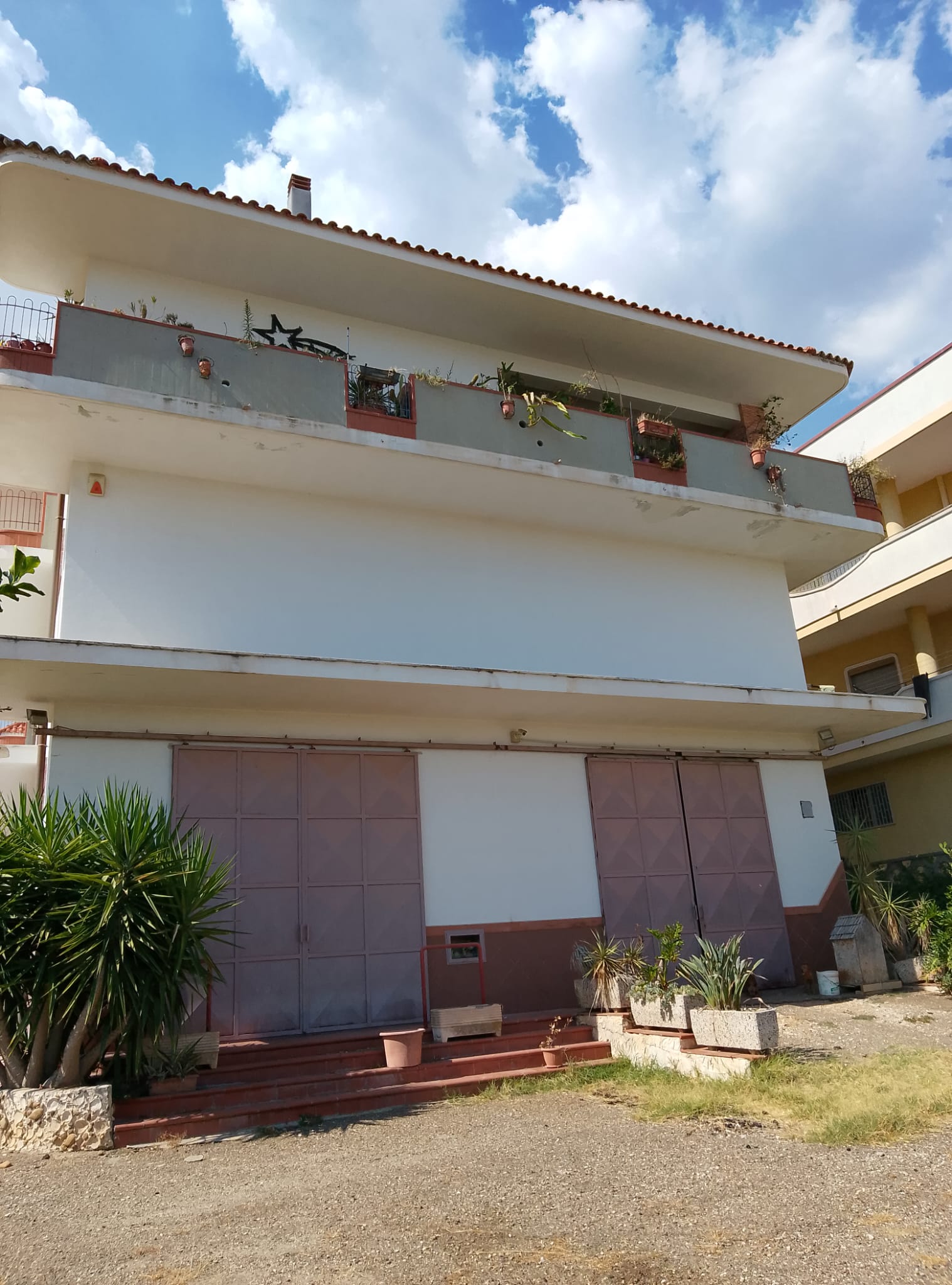 d88317c9-9771-44e0-92eb-bc76502ae507 Intero stabile in via Montescaglioso