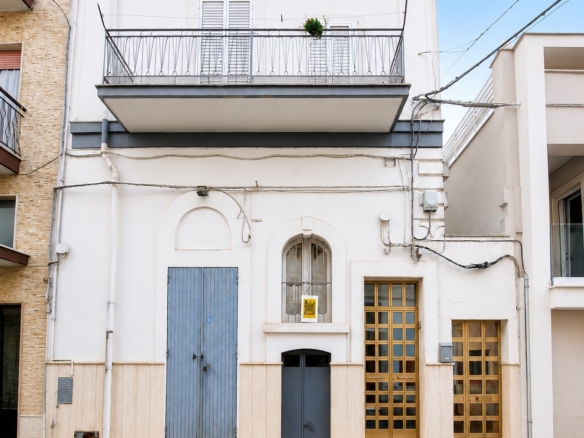 Intero stabile (frazionabile) in via Federico di Svevia