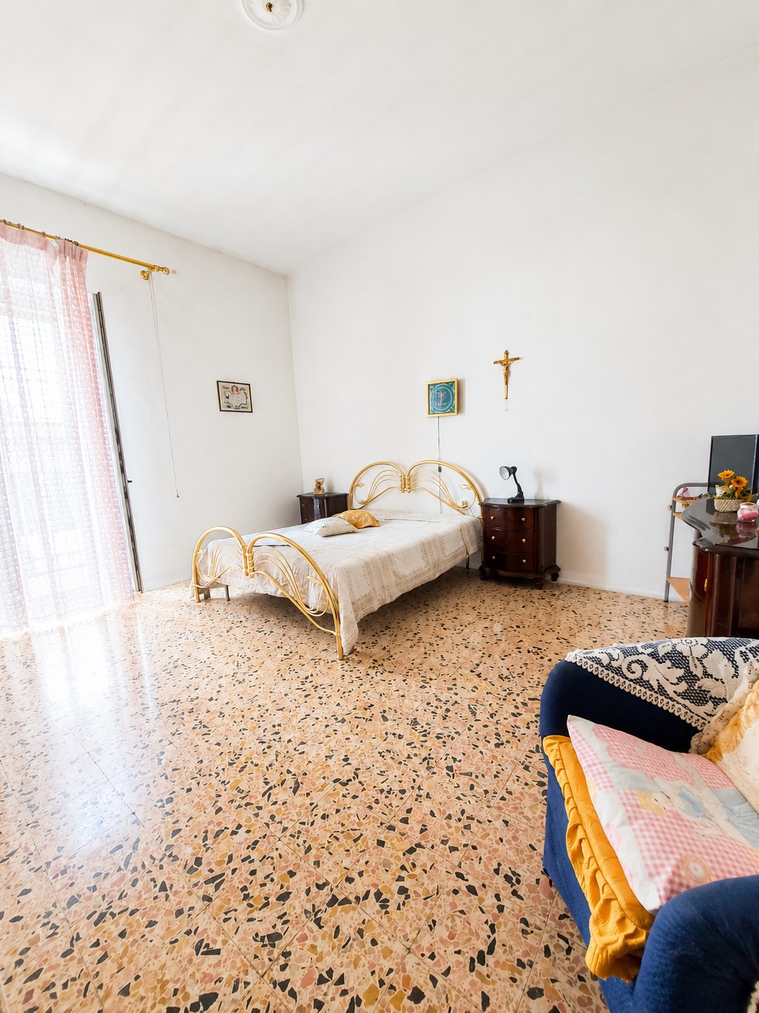 11 Intero stabile (frazionabile) in via Federico di Svevia