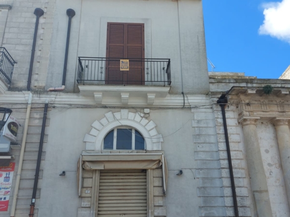 Immobile indipendente in via Navarrete con affaccio su piazza Vittorio Emanuele