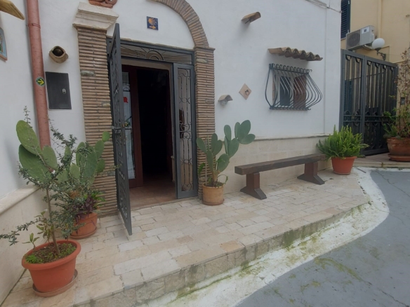 Intero stabile in via Calvario