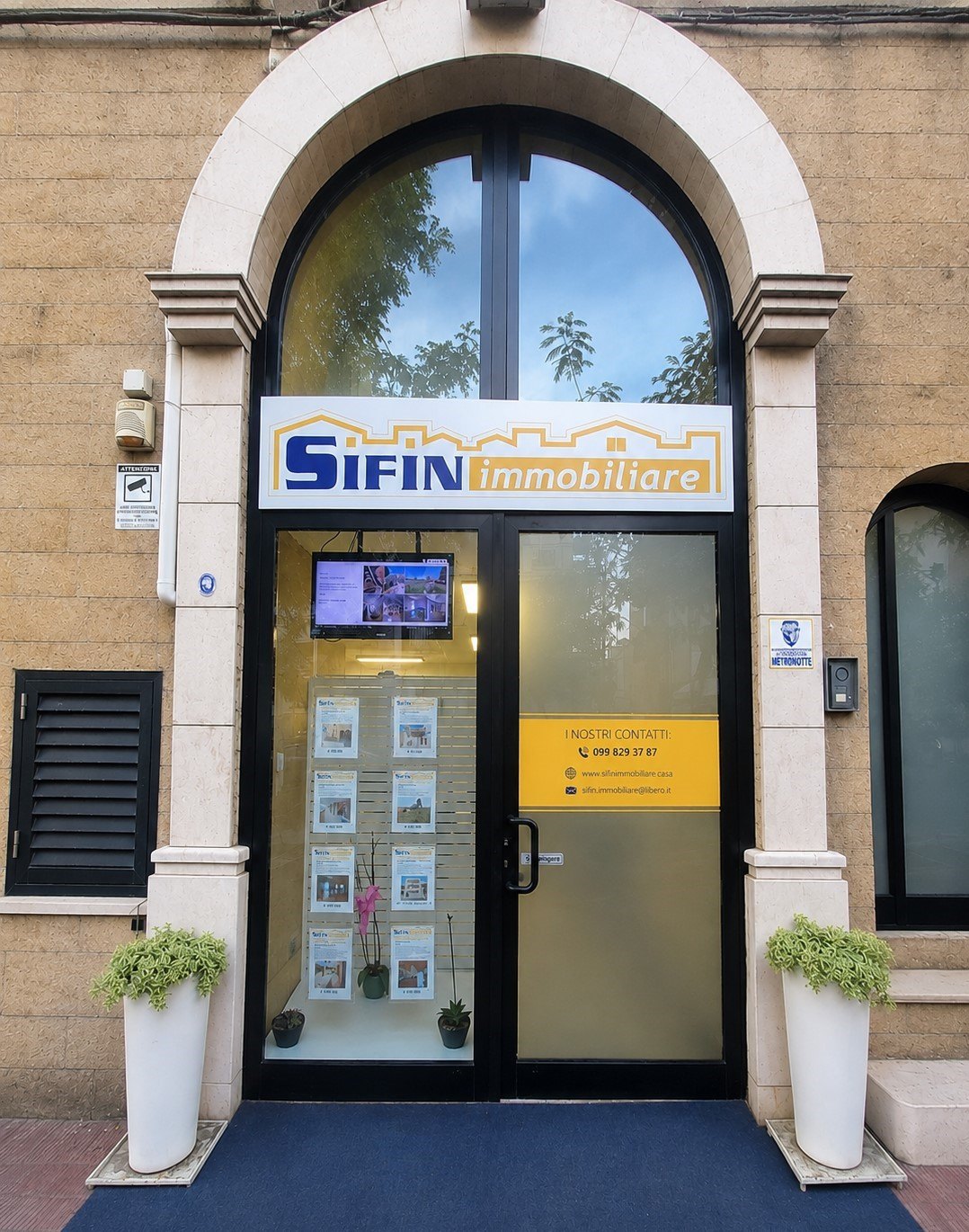 Vetrina della sede Sifin Immobiliare in Via Matteotti 47 a Ginosa